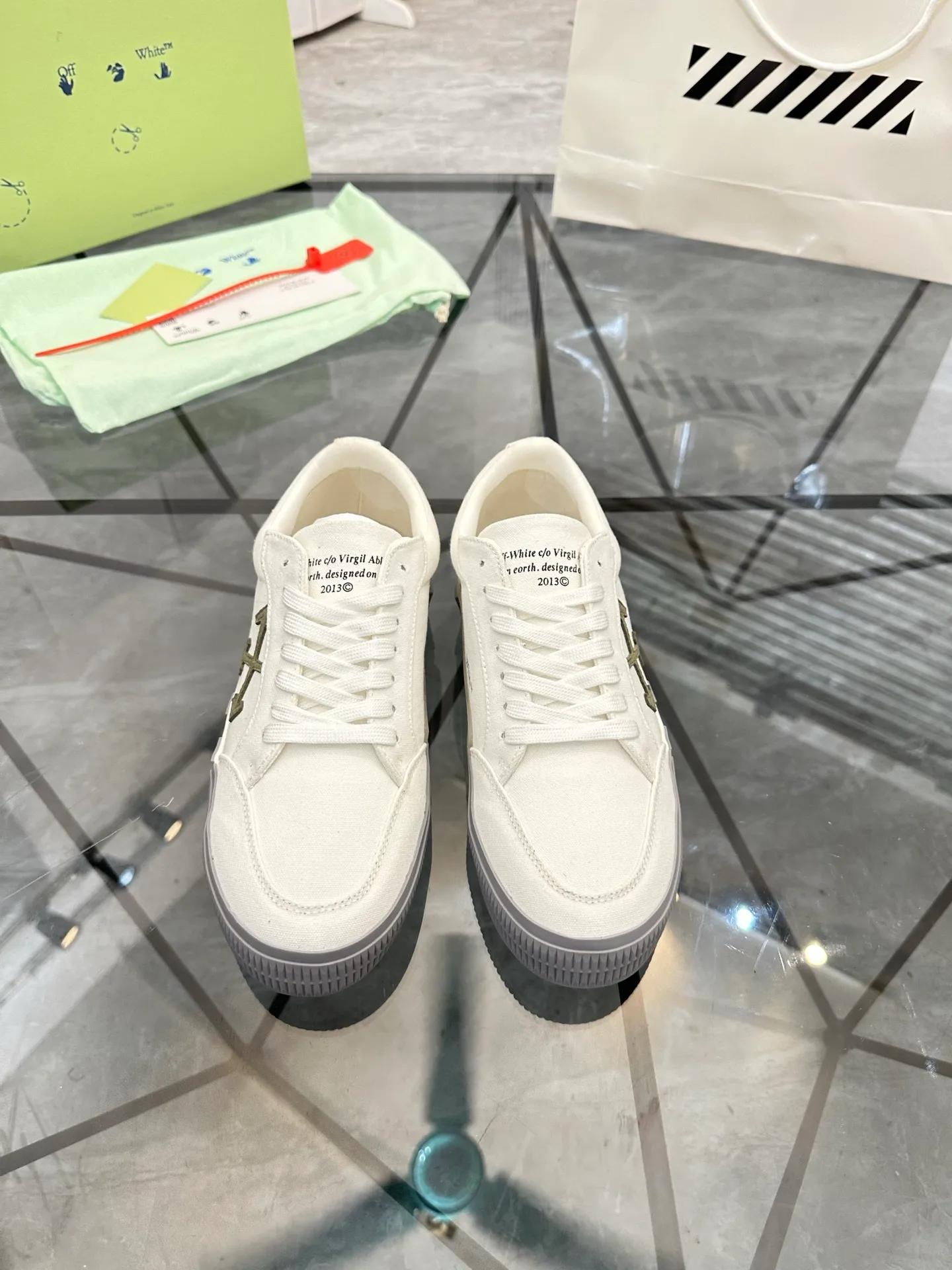 Selling men's shoes 💰: 💰P440¥ Product trademark: OFF WHITE *"OFF WHITE*" low-top casual shoes Regular size: 35-45 (can be customized to 46) Couple style Product materials: Original fabric from the upper counter, breathable lining, original outsole. No.: H203